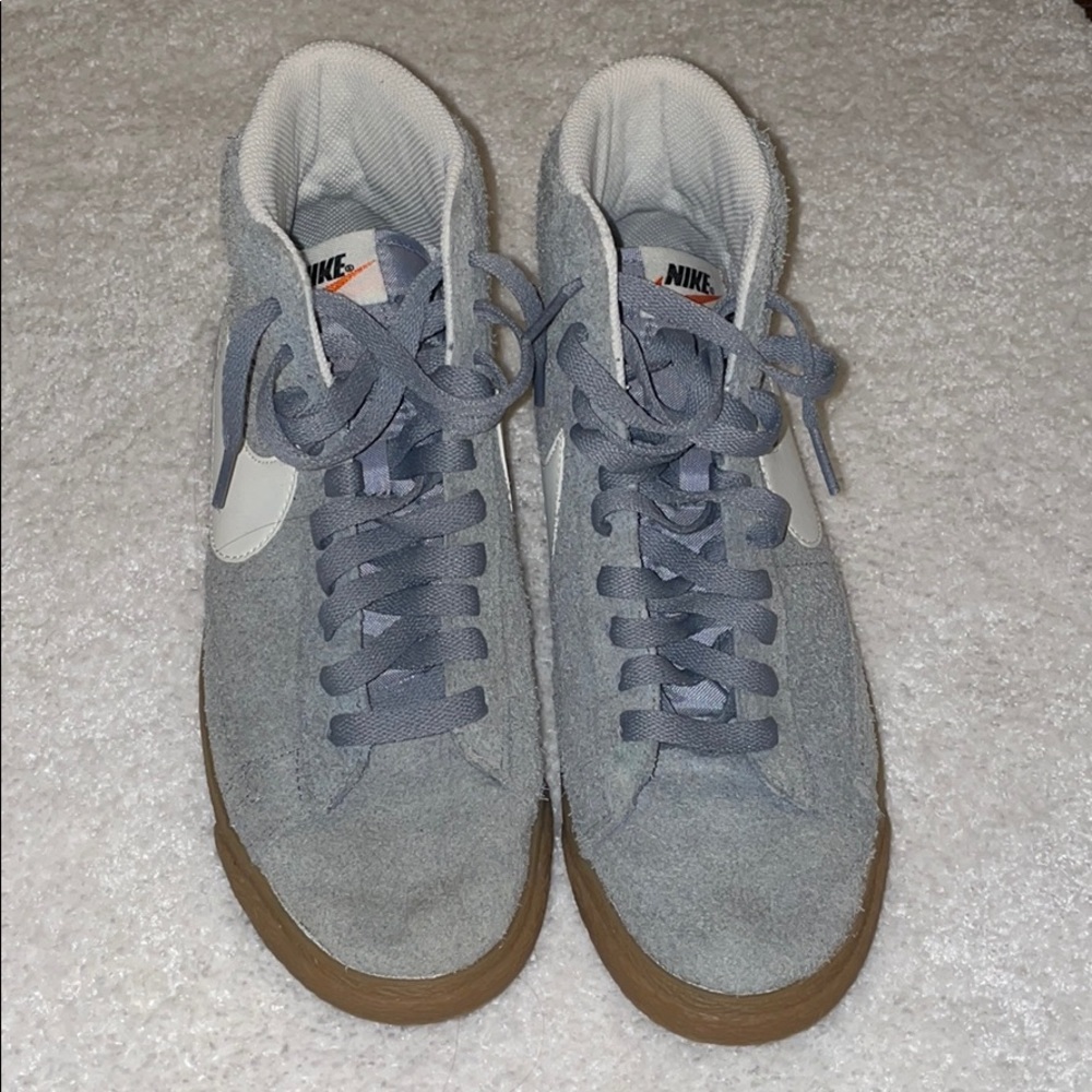 grey nike sneakers